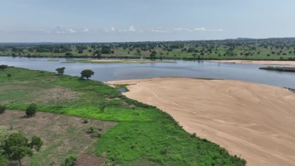 在空中俯瞰被森林环绕的大型水体 洪水道 非洲沙滩 西非卡斯蒂纳 阿拉河 — 图库视频影像