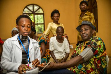 Abuja, Nijerya - Ağustos 2023: Kırsal kesimde doktorlu Afrikalı bir adam. Afrika 'daki Siyasi Kampanya