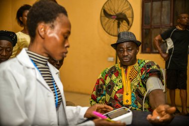 Abuja, Nijerya - Ağustos 2023: Kırsal kesimde doktorlu Afrikalı bir adam. Afrika 'daki Siyasi Kampanya