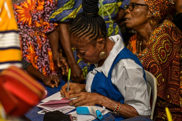 尼日利亚阿布贾 2023年8月左右 非洲人在农村社区排队等待医疗和护理 非洲政治运动 — 图库照片