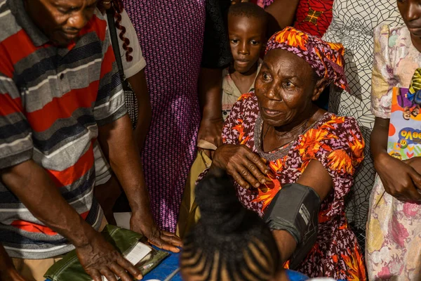 Abuja, Nijerya - Ağustos 2023: Afrikalılar Kırsal Toplulukta Tıbbi Bakım ve Dikkat kuyruğunda bekliyorlar. Afrika 'daki Siyasi Kampanya