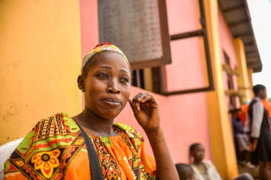 Abuja, Nijerya - Ağustos 2023: Afrikalılar Kırsal Toplulukta Tıbbi Bakım ve Dikkat kuyruğunda bekliyorlar. Afrika 'daki Siyasi Kampanya