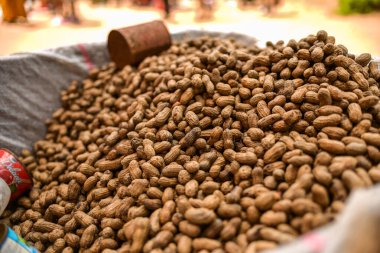 Çuvaldaki kuru fıstık manzarasını kapat.