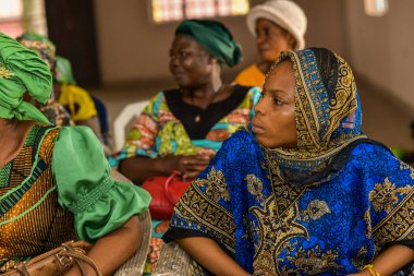 Abuja, Nijerya - 15 Ağustos 2023: Kırsal bir toplulukta tıbbi bakım ve dikkat kuyruğunda beklerken Afrika 'da oturmak. Afrika 'daki Siyasi Kampanya