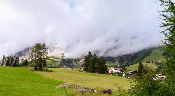 Ein Bergdorf Hang Nebel — Stockfoto