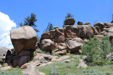 Dağlardaki büyük taş.