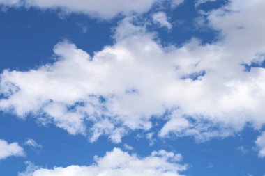 Beyaz bulutlu mavi gökyüzü