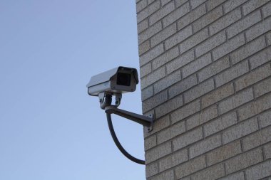Binanın çatısındaki kapalı devre kamera. Güvenlik kamerası..