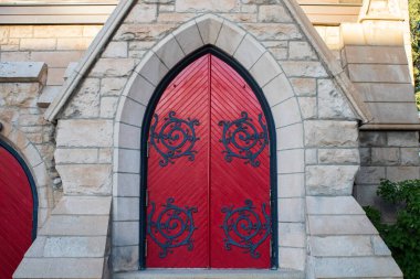 Siyah gotik tarzda kırmızı renkli ahşap kapı.