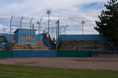 Spor salonunda boş bir beyzbol stadyumu.