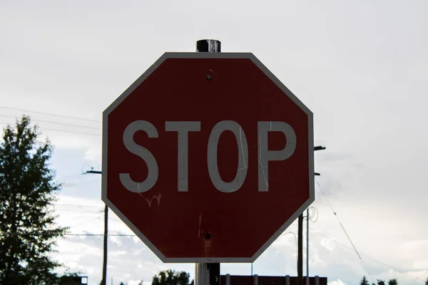 Stoppschild Auf Straße Bewölkt Himmel — Stockfoto