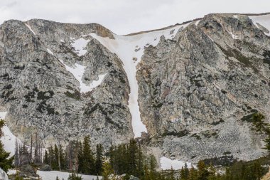 Kışın Wyoming 'de kayalık dağlar.