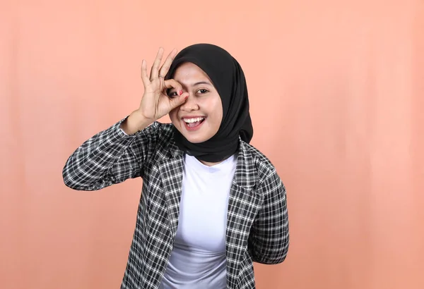 Wanita Asia Muslim Yang Cantik Merasa Bahagia Dan Santai Terisolasi — Stok Foto