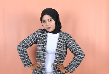 Kollarını kavuşturmuş ve şeftali tarlasında ciddi bir yüzü olan güzel Asyalı kadın.