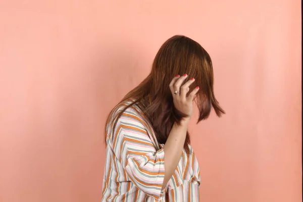 Mulher Asiática Acariciando Seu Cabelo Loiro Sentindo Tímida Fundo Pêssego — Fotografia de Stock