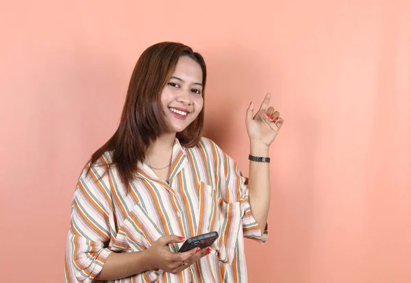 Jovem Mulher Asiática Segurando Telefone Mão Apontando Para Espaço Empy — Fotografia de Stock