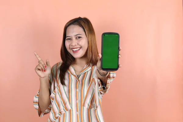 Hübsche Asiatin Zeigt Leeren Grünen Bildschirm Von Mobiltelefon Und Zeigefinger — Stockfoto