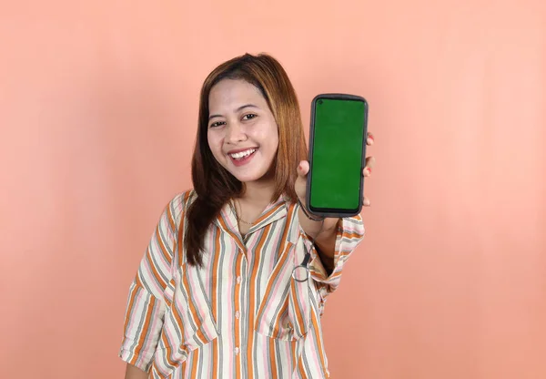 Mooie Aziatische Vrouw Tonen Blanco Groen Scherm Van Mobiele Telefoon — Stockfoto