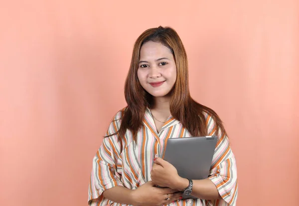 年轻美丽的亚洲女人 公司员工 微笑着拿着数码平板电脑 有桃色背景 — 图库照片