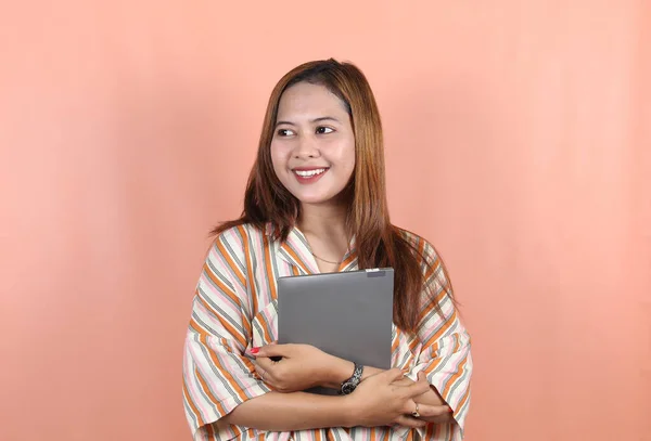 Junge Schöne Asiatische Frau Firmenangestellte Lächelnd Und Mit Digitalem Tablet — Stockfoto