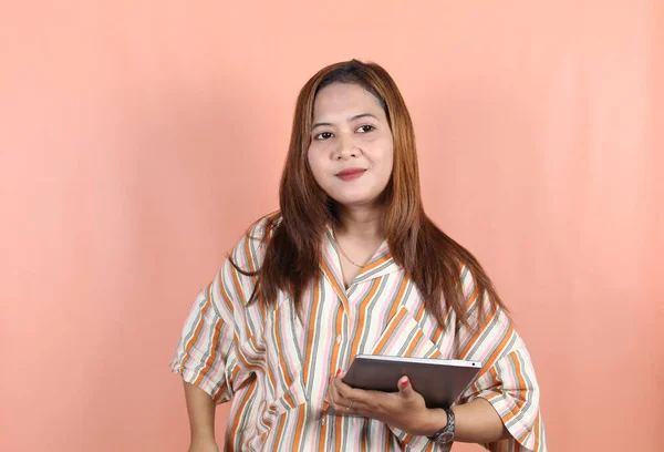 Joven Hermosa Mujer Asiática Trabajador Empresa Sonriendo Sosteniendo Tableta Digital —  Fotos de Stock