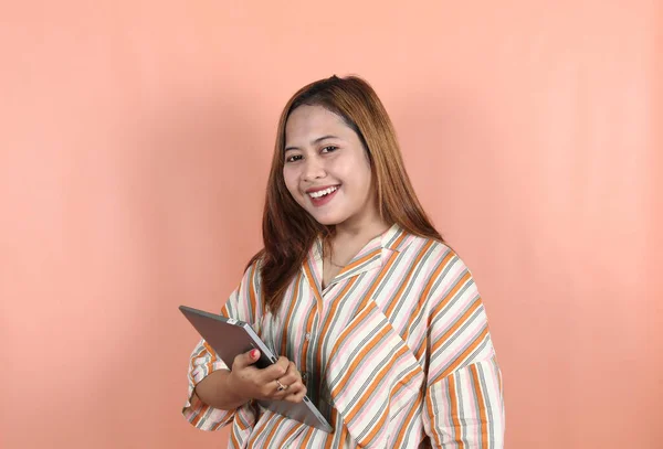 若い美しいアジアの女性 会社の労働者 笑顔とデジタルタブレットを保持 桃の背景に — ストック写真