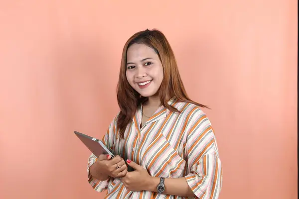 Joven Hermosa Mujer Asiática Trabajador Empresa Mirar Cámara Celebración Tableta —  Fotos de Stock