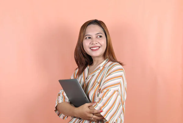 Mladá Krásná Asijská Žena Firemní Pracovník Usměvavý Držící Digitální Tablet — Stock fotografie