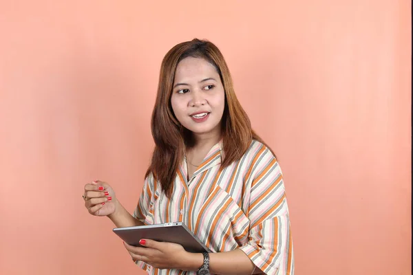 Jovem Bela Mulher Asiática Trabalhador Empresa Sorrindo Segurando Tablet Digital — Fotografia de Stock
