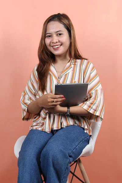 Młoda Piękna Azjatka Pracownik Firmy Uśmiechnięta Trzymająca Cyfrowy Tablet Białym — Zdjęcie stockowe