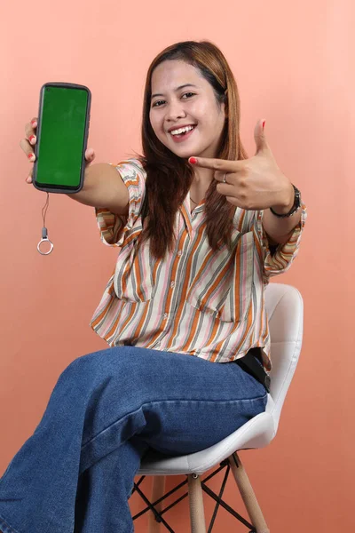Mujer Bastante Asiática Muestran Pantalla Verde Blanco Teléfono Móvil Dedo — Foto de Stock
