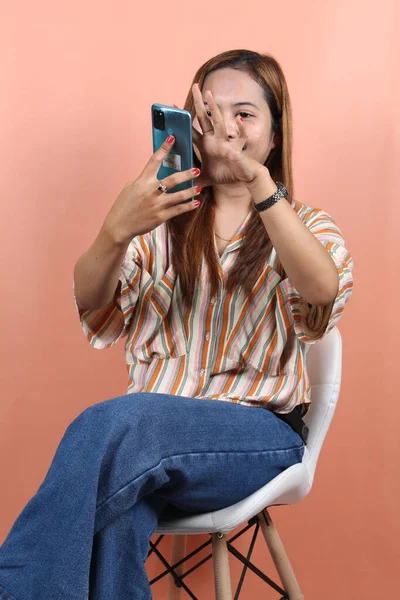 Feliz Hermosa Mujer Asiática Que Envía Mensaje Con Teléfono Inteligente — Foto de Stock