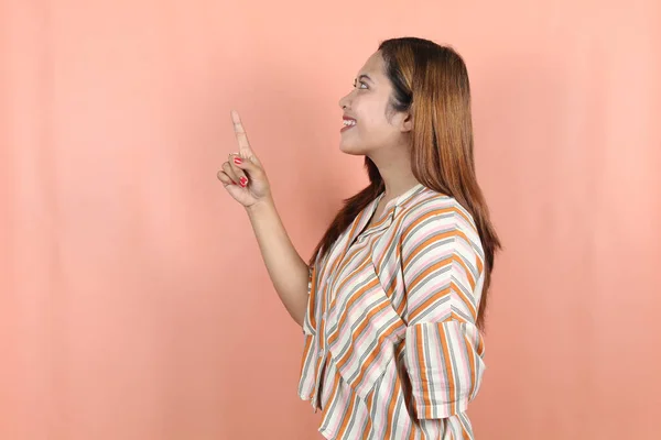 Jovem Mulher Asiática Bonita Apontando Para Copiar Espaço Com Rosto — Fotografia de Stock