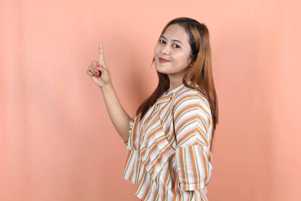 Wanita Asia Muda Yang Cantik Menunjuk Untuk Menyalin Ruang Dengan — Stok Foto