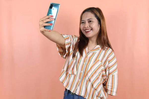Glücklich Schöne Asiatin Macht Ein Selfie Mit Smartphone Auf Pfirsichhintergrund — Stockfoto