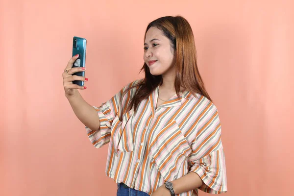 快乐美丽的亚洲女人带着智能手机带着桃子背景的自拍 — 图库照片