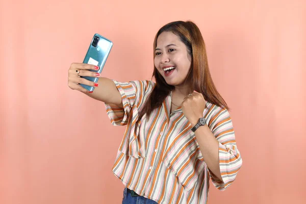 Felice Bella Asiatico Donna Prendere Selfie Con Smartphone Pesca Sfondo — Foto Stock