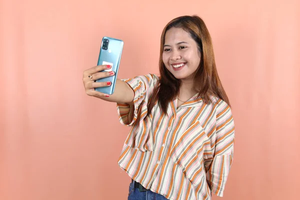 Glücklich Schöne Asiatin Macht Ein Selfie Mit Smartphone Auf Pfirsichhintergrund — Stockfoto