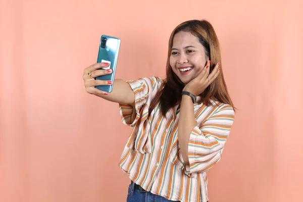 Happy Frumos Asiatic Femeie Lua Selfie Smartphone Fundal Piersici — Fotografie, imagine de stoc