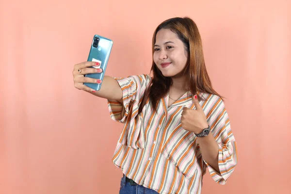 Mutlu Güzel Asyalı Kadın Şeftali Arka Planında Akıllı Telefonuyla Selfie — Stok fotoğraf