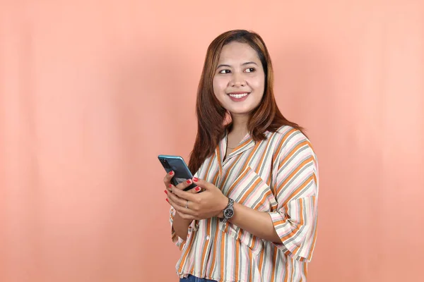 Feliz Bela Mulher Asiática Segurando Smartphone Fundo Pêssego — Fotografia de Stock