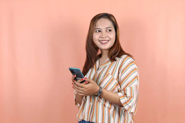 Feliz Hermosa Mujer Asiática Sosteniendo Teléfono Inteligente Fondo Del Melocotón — Foto de Stock