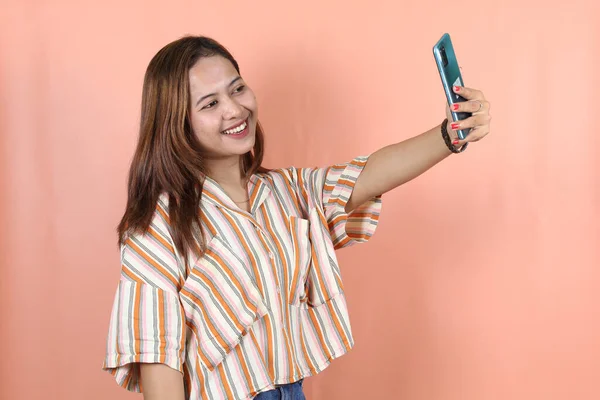 Gelukkig Mooi Aziatisch Vrouw Nemen Een Selfie Met Smartphone Perzik — Stockfoto