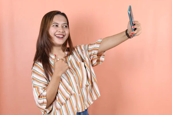 Feliz Hermosa Mujer Asiática Tomar Una Selfie Con Teléfono Inteligente — Foto de Stock