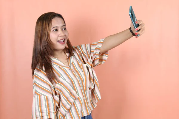 Happy Beautiful Ασιάτισσα Γυναίκα Λάβει Μια Selfie Smartphone Φόντο Ροδάκινο — Φωτογραφία Αρχείου