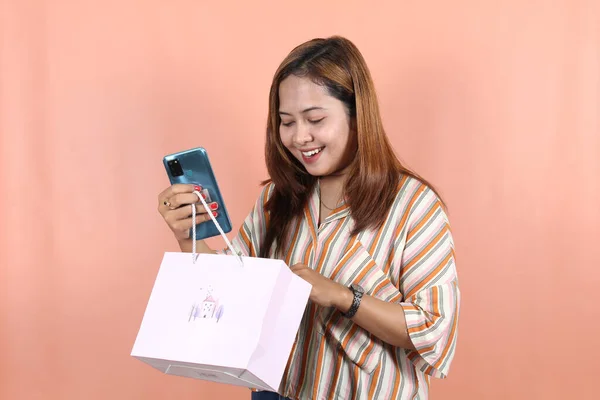 Aziatisch Gelukkig Vrouw Meisje Houdt Shopping Pakket Staan Perzik Achtergrond — Stockfoto
