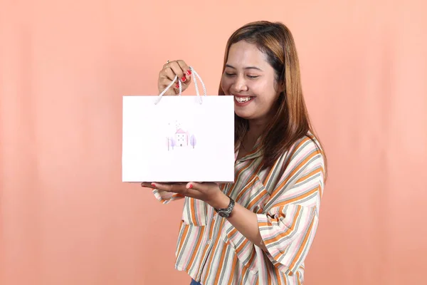 Asiático Feliz Mujer Chica Sostiene Compras Paquete Pie Melocotón Fondo —  Fotos de Stock