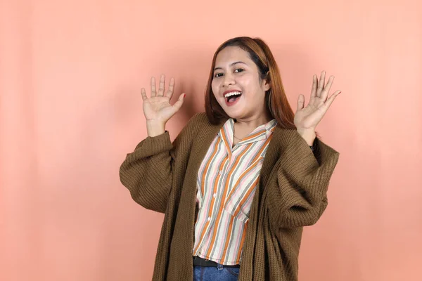 아름다운 아시아 여성은 복숭아의 뚜렷하고 놀라면서 행복해 — 스톡 사진