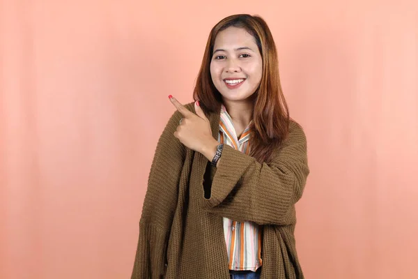 Wanita Asia Muda Yang Cantik Menunjuk Untuk Menyalin Ruang Dengan — Stok Foto