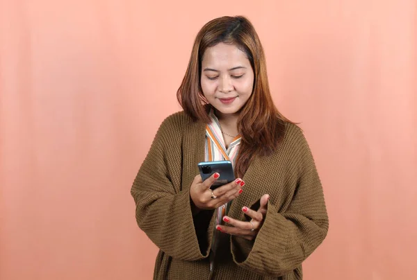 Gelukkig Mooi Aziatisch Vrouw Holding Smartphone Lees Tekst Perzik Achtergrond — Stockfoto